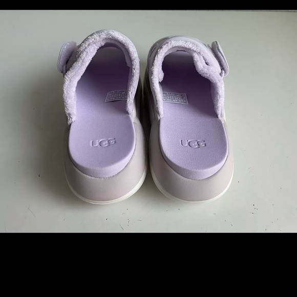 Cute comfy Ugg sliders! - Picture 5 of 9
